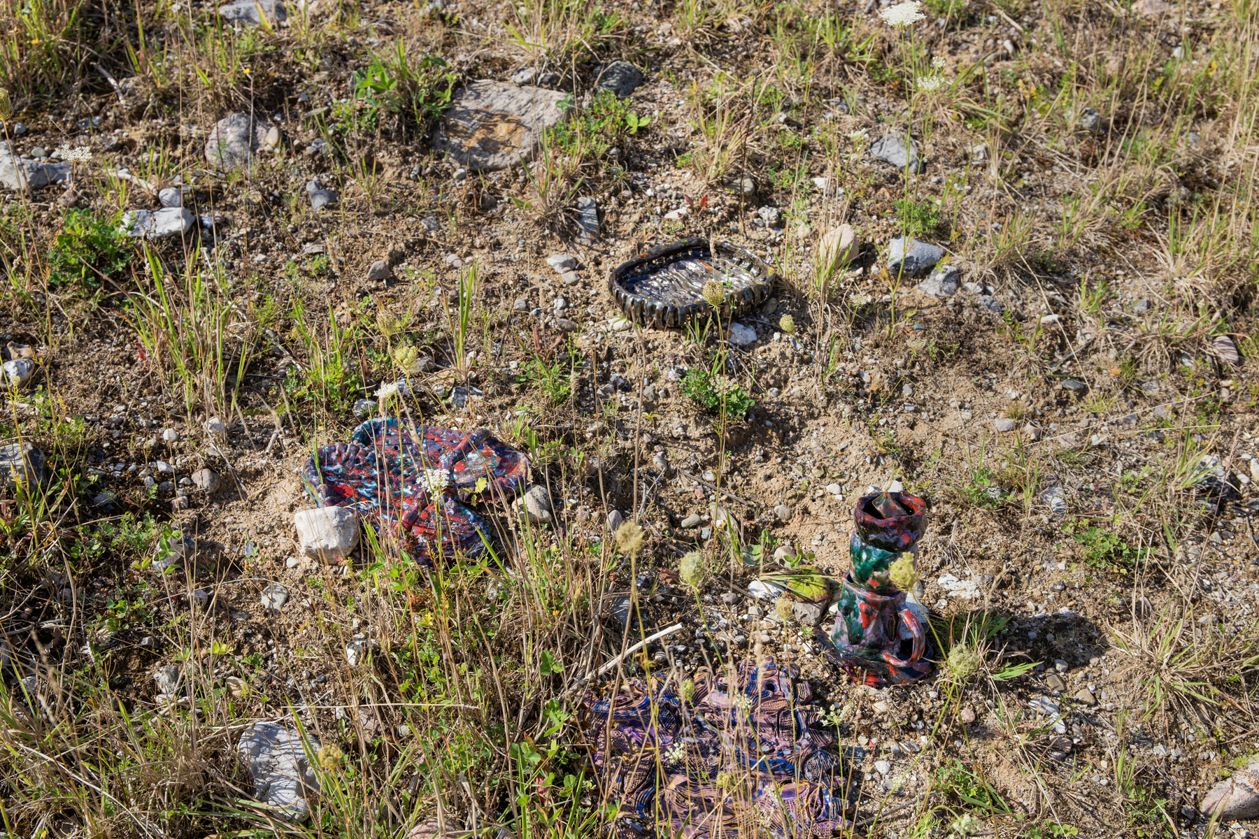 1_Commen Ground_Titel_Sort Spejl Oplyser Natten _Kunstner_Johanne Skovbo Lasgaard_Materiale_Glaseret keramik_2024_Foto_Birk Thomassen