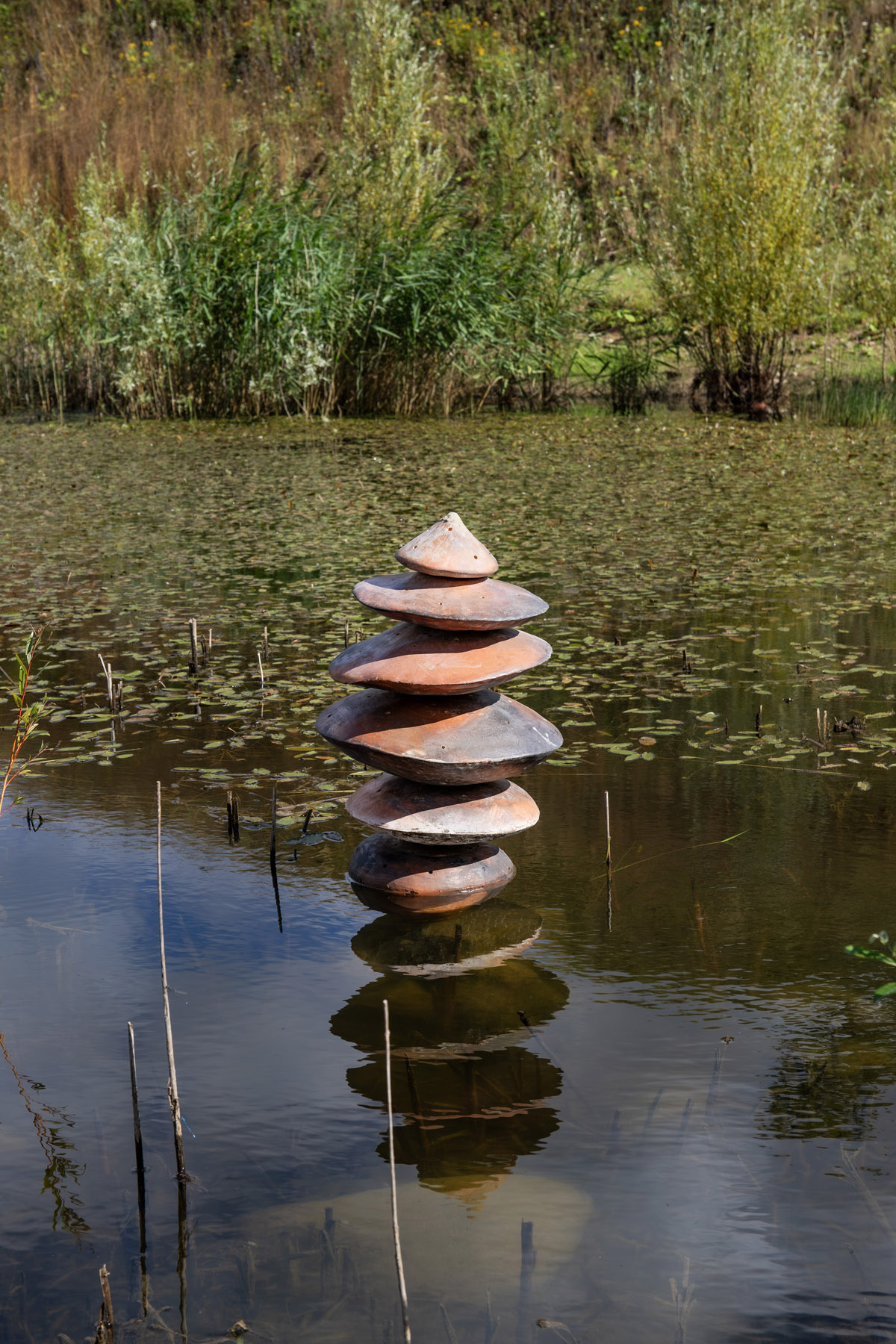 3_Commen Ground_Titel_NeolithicTech - Gravel Powergrid_Kunstner_Morten Plesner_Materiale_brændefyret stentøj_2024_Foto_Birk Thomassen