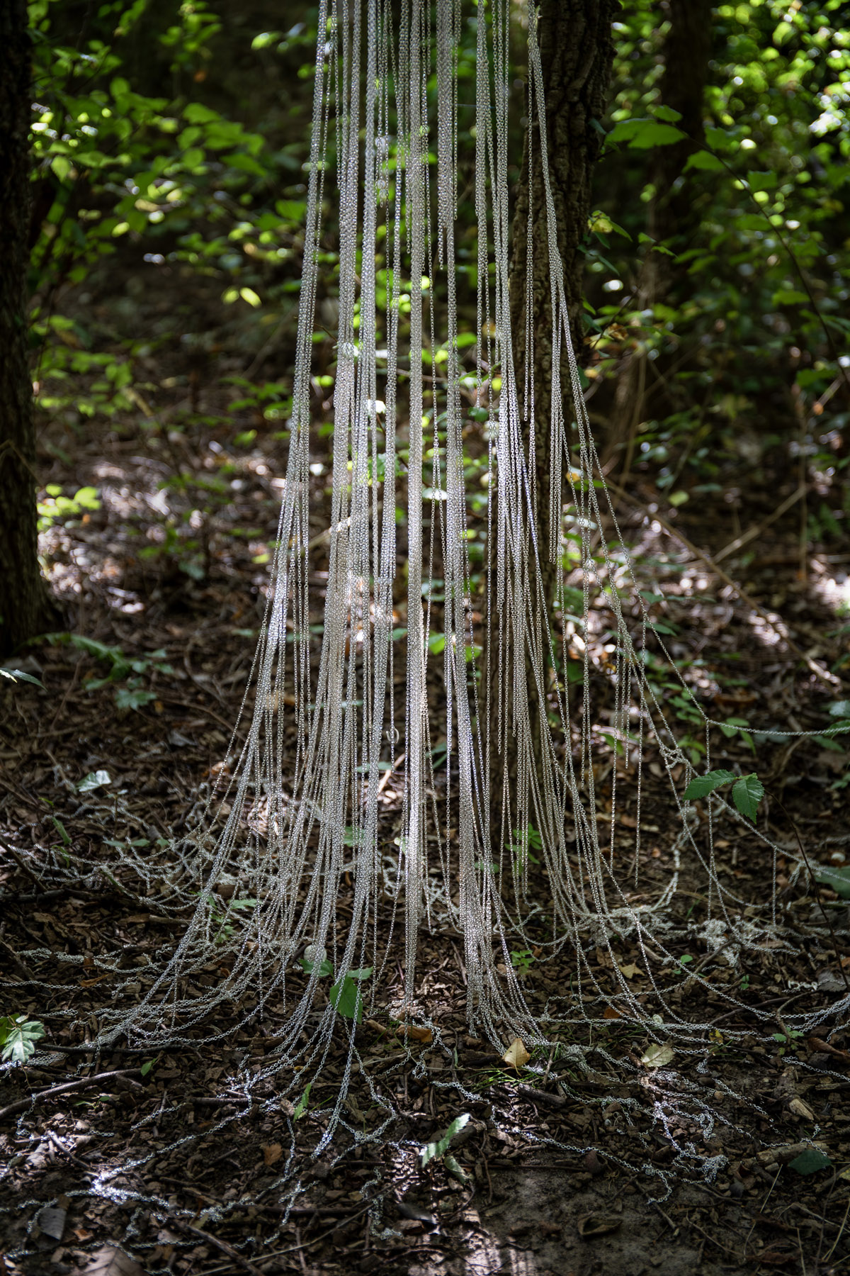 7_Commen Ground_Titel_Vildveje_Kunstner_Nanna Riis Andersen_Materiale_smykkekæder, sølv_2024_Foto_Birk Thomassen